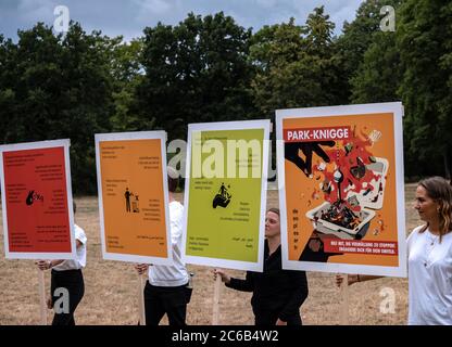 Berlin, Deutschland. Juli 2020. Unterstützer und Mitglieder der Initiative 'wir Berlin' präsentieren den Park-Knigge auf der Hasenheide. Quelle: Paul Zinken/dpa/Alamy Live News Stockfoto