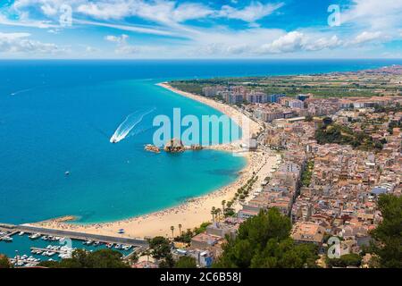 Panoramablick auf das Luftbild von Blanes an der Costa Brava in einer schönen Sommertag, Spanien Stockfoto