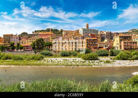 Bunte Häuser in der Altstadt von Ventimiglia in einem schönen Sommertag, Italien Stockfoto