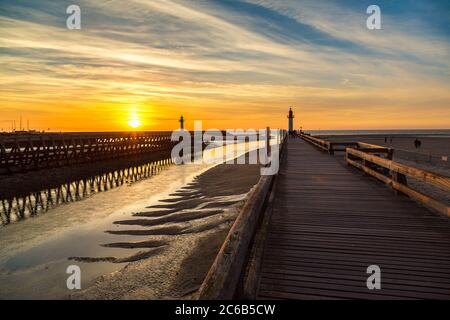 Hölzerner Pier und Leuchtturm in Trouville und Deauville in einem schönen Sommerabend, Frankreich Stockfoto