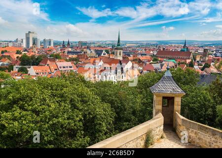 Panoramablick auf Festung Petersberg und Erfurt an einem schönen Sommertag, Deutschland Stockfoto