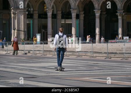 Mailand, Italien. Juli 2020. Mailand, italien: Nach der Sperre verändert sich die Mobilität der Stadt, die Menschen in der Stadt reisen mit neuen Verkehrsmitteln: Elektrofahrrädern, Rollern und Schlittschuhen. (Foto von Luca Ponti/Pacifc Press) Quelle: Pacific Press Agency/Alamy Live News Stockfoto