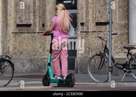 Mailand, Italien. Juli 2020. Mailand, italien: Nach der Sperre verändert sich die Mobilität der Stadt, die Menschen in der Stadt reisen mit neuen Verkehrsmitteln: Elektrofahrrädern, Rollern und Schlittschuhen. (Foto von Luca Ponti/Pacifc Press) Quelle: Pacific Press Agency/Alamy Live News Stockfoto