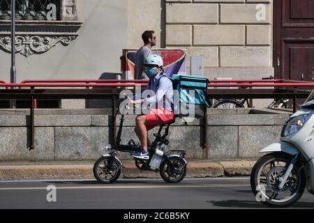 Mailand, Italien. Juli 2020. Mailand, italien: Nach der Sperre verändert sich die Mobilität der Stadt, die Menschen in der Stadt reisen mit neuen Verkehrsmitteln: Elektrofahrrädern, Rollern und Schlittschuhen. (Foto von Luca Ponti/Pacifc Press) Quelle: Pacific Press Agency/Alamy Live News Stockfoto