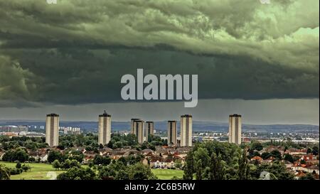 Glasgow, Schottland, Großbritannien 8. Juli 2020: UK Wetter: Wechselhaftes Wetter sah Regen als wolkengefüllter Himmel über dem Süden der Stadt und den Scotstoun Türmen. Quelle: Gerard Ferry/Alamy Live News Stockfoto