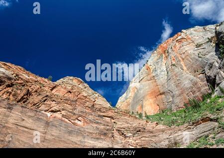 Landschaftlich schöne rote Bergklippe in der Wüste Stockfoto