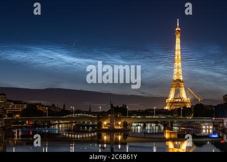 Komet C/2020 F3 NEOWISE erhebt sich hinter dem Eiffelturm in Paris, Frankreich Stockfoto