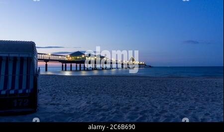 pier von Heringsdorf auf der Insel Usedom bei Nacht mit Liegestuhl im Vordergrund Stockfoto