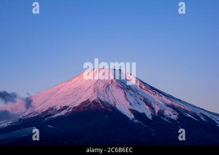 Red Mount Fuji - Reflexion des Sonnenlichts bei Sonnenaufgang, die die schneekappe des Mount Fuji in Rot verwandelt Stockfoto