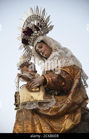 Die Virgen del Carmen auf ihrem Wagen, der sie am Abend ihres Ausflugs zum Meer, Tarifa, Cadiz, Andalusien, S zum Santuario bei Tarifa bringen wird Stockfoto