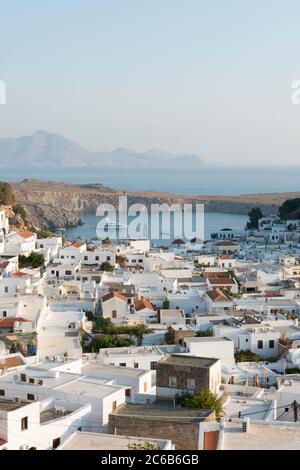 Blick über Lindos Stadt, Rhodos, Dodekanes, griechische Inseln, Griechenland, Europa Stockfoto