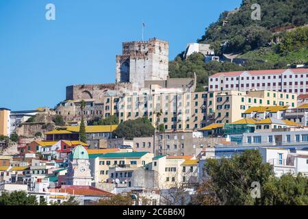 Blick auf das Stadtzentrum und die maurische Burg, Gibraltar, Mittelmeer, Europa Stockfoto