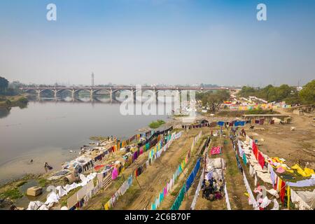 Waschen Trocknen an den Ufern des Gomti-Flusses, Lucknow, Uttar Pradesh, Indien, Asien Stockfoto