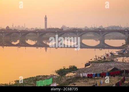 Waschen Trocknen an den Ufern des Gomti-Flusses, Lucknow, Uttar Pradesh, Indien, Asien Stockfoto