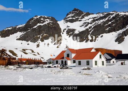 Ehemalige Grytviken Walfangstation unter Schnee, King Edward Cove, Südgeorgien, Südgeorgien und die Sandwichinseln, Antarktis, Polarregionen Stockfoto