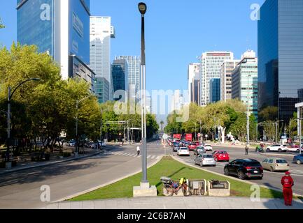 Paseo de la Reforma in Mexiko-Stadt an einem schönen Sommertag Stockfoto