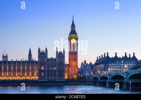 Big Ben (Queen Elizabeth Tower), die Houses of Parliament), UNESCO-Weltkulturerbe, und Westminster Bridge, Westminster, London, England, United K Stockfoto