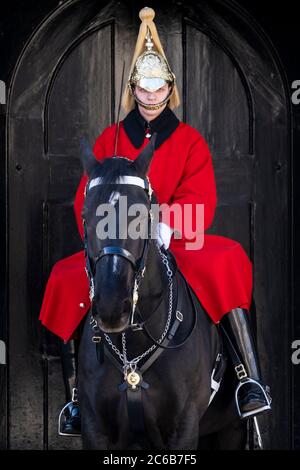 Ein Rettungsschwimmer der Queen's Guards, in zeremonieller Kleidung im Wachdienst, Horse Guards, Westminster, London, England, Vereinigtes Königreich, Europa Stockfoto