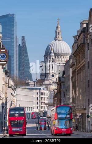 Rote Doppeldeckerbusse auf der Fleet Street mit der Kuppel der St. Paul's Cathedral und Wolkenkratzern im Finanzviertel City of London, London, eng Stockfoto