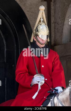 Ein Rettungsschwimmer der Queen's Guards, in zeremonieller Kleidung im Wachdienst, Horse Guards, Westminster, London, England, Vereinigtes Königreich, Europa Stockfoto