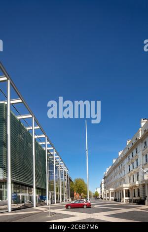 Blick entlang der Ausstellungsstraße, die den Vordereingang des Imperial College, South Kensington, London, England, Großbritannien, Europa zeigt Stockfoto