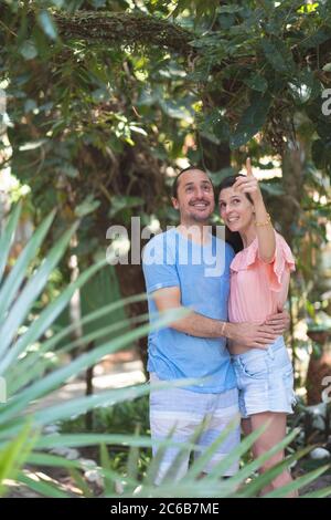 Tropischer Wald oder Hotelgarten Einstellung und mittleren Alters Paar halten sich gegenseitig und glücklich zusammen, Bahia, Brasilien, Südamerika Stockfoto