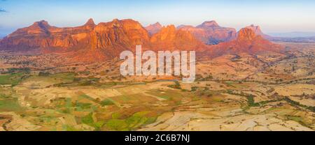 Kultivierte Felder zu Füßen der majestätischen Gheralta Berge, Luftaufnahme mit Drohne, Megab, Tigray Region, Äthiopien, Afrika Stockfoto