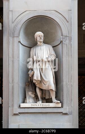 Statue von donatello im Loggiato der uffizien, florenz, toskana, italien. Stockfoto