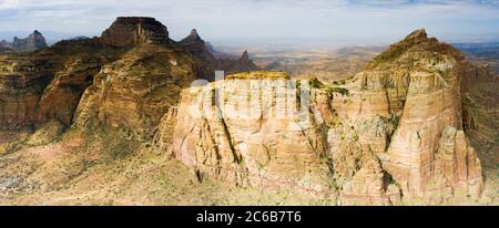 Luftpanorama mit Drohne von majestätischen Gheralta Mountains Canyons und Klippen, Tigray Region, Äthiopien, Afrika Stockfoto