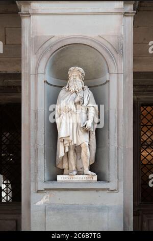 Statue von leonardo da vinci im Loggiato der uffizien in florenz, toskana, italien. Stockfoto