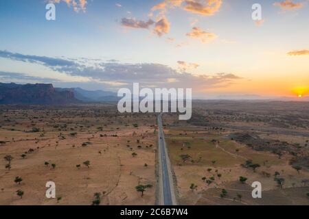 Leere Straße durch die trockene Landschaft, Luftaufnahme mit Drohne, Gheralta Mountains, Hawzen, Tigray Region, Äthiopien, Afrika Stockfoto