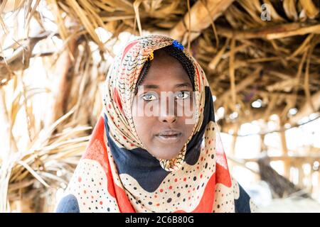 Portrait einer Frau, die traditionelle muslimische Hijab, Melabday, Asso-Loch, Danakil-Depression, Afar Region, Äthiopien, Afrika trägt Stockfoto