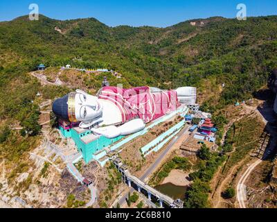 Luftaufnahme eines riesigen liegenden Buddha in Win sein Taw Ya außerhalb von Mawlamyine, Mon Staat, Myanmar (Burma), Asien Stockfoto