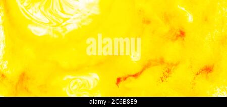 Flüssige Kunst. Abstrakter unscharfer, farbenfroher Hintergrund. Wirbelflüssigkeitsmuster. Marmor-Effekt der orangen Farbe. Trendige farbenfrohe Kulisse. Mischen von Farben Stockfoto