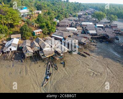 Luftaufnahme mit Drohne von Fischerdorf auf Stelzen in den Mangroven des Mergui (Myeik) Archipels, Myanmar (Burma), Asien Stockfoto