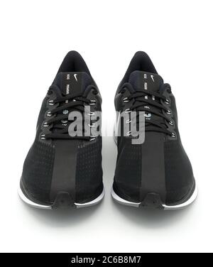 Zwei schwarze Nike Pegasus Turbo Laufschuhe, die isoliert auf weißem Hintergrund ausgeschnitten sind Stockfoto