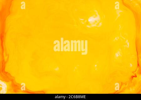 Flüssige Kunst. Abstrakter unscharfer, farbenfroher Hintergrund. Wirbelflüssigkeitsmuster. Marmor-Effekt der orangen Farbe. Trendige farbenfrohe Kulisse. Mischen von Farben Stockfoto