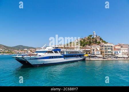 Fähre auf Poros Island in einem Sommertag in Griechenland Stockfoto