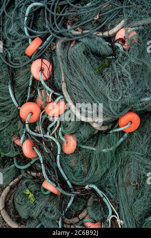 Ansicht von oben auf ein verschränkt grünes Fischernetz Stockfoto