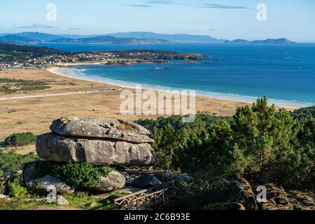 Mirador da Siradella mit dem Strand La Lanzada im Hintergrund, Galizien, Spanien, Europa Stockfoto