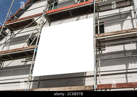 Blanke Zeichen auf Gerüsten auf einer Baustelle Stockfoto