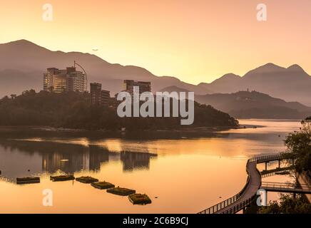 Sonnenaufgang über dem Sun Moon Lake, landschaftlich reizende Gegend, Nantou County, Taiwan, Asien Stockfoto