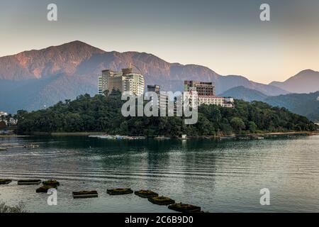 Sonnenaufgang über dem Sun Moon Lake, landschaftlich reizende Gegend, Nantou County, Taiwan, Asien Stockfoto