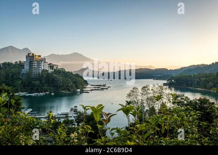 Sonnenaufgang über dem Sun Moon Lake, landschaftlich reizende Gegend, Nantou County, Taiwan, Asien Stockfoto