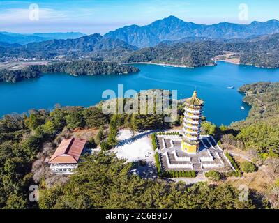 Luftaufnahme mit Drohne über der CI'en Pagode und dem Sun Moon Lake, National Scenic Area, Nantou County, Taiwan, Asien Stockfoto