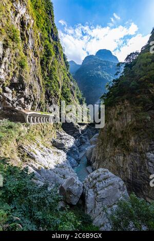 Straße in den Felsen geschnitzt, Taroko Schlucht, Taroko Nationalpark, Hualien County, Taiwan, Asien Stockfoto