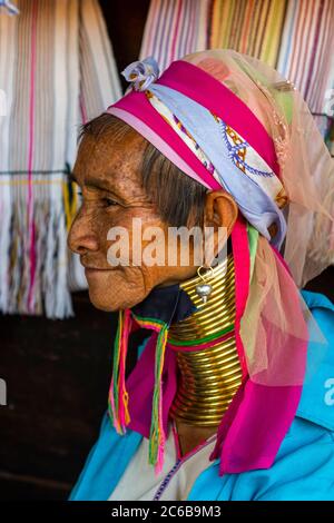 Porträt einer Padaung Frau (Giraffe Frau) (Langhalsfrau), Loikaw Gebiet, Panpet, Kayah Staat, Myanmar (Burma), Asien Stockfoto