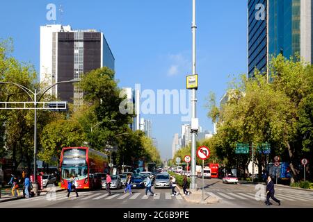 Paseo de la Reforma in Mexiko-Stadt an einem schönen Sommertag Stockfoto