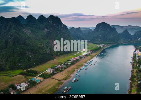 Luftaufnahme des Song Con Flusses mit den Kalksteinbergen im Hintergrund, Phong Nha-Ke Bang Nationalpark, UNESCO-Weltkulturerbe, Vietnam, Ind Stockfoto