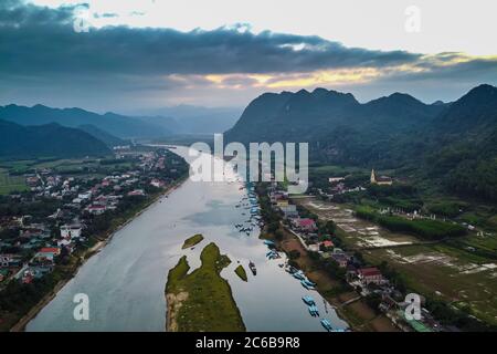 Luftaufnahme des Song Con Flusses mit den Kalksteinbergen im Hintergrund, Phong Nha-Ke Bang Nationalpark, UNESCO-Weltkulturerbe, Vietnam, Ind Stockfoto